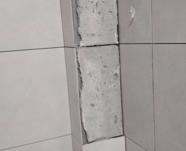 彭水瓷砖空鼓维修公司分享下瓷砖施工前基层浇水润湿程度不足，可能导致以下问题